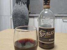Soy una mala esposa. El mejor amigo del esposo me sedujo y me llenó el coño de semen El esposo estaba en la tienda