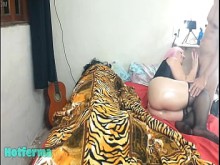 Esposa infiel follando junto al cornudo