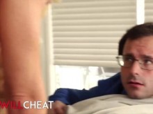 She Will Cheat - Un semental negro se folla correctamente a Cherie Deville