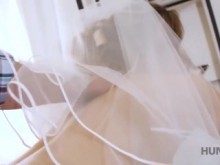 CAZAR4K. Pareja casada decide vender el coño de la novia a buen precio