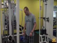 CAZAR4K. En un gimnasio vacío, un cazador paga dinero por un cornudo codicioso y empala a su novia