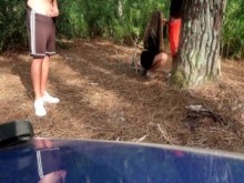 ESPOSA Real Amateur recibiendo un FACIAL de un DESCONOCIDO en un LUGAR PÚBLICO RIESGOSO (MUCHACHO CORNUDO OBSERVANDO)