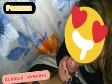 Chica despertando a su tío con una mamada