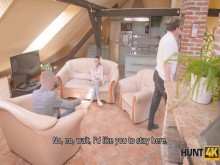 Hunt4k. La chica con el coño afeitado disfruta de la polla, pero su esposo mira