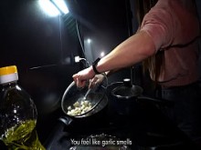 Verdadero engaño! La esposa cocina para el esposo y folla con otro. Fóllame por favor