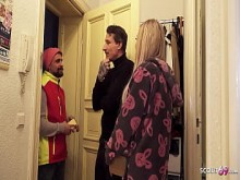 Amigo cornudo convence al cartero para que se folle a su novia