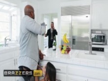 Brazzers - PAWG Lela Star engaña a un hombre por un toro negro