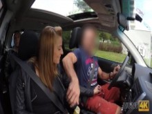 El novio de HUNT4K está sentado en el asiento trasero mientras la chica gana dinero