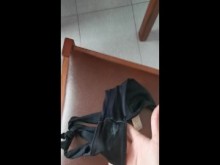 Cornudo limpia el coño de la novia después de tener sexo con un extraño en la playa. Cremita