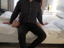 ESPOSA MILF CALIENTE DEJA QUE EL MARIDO CORNUDO MIRE MIENTRAS SE FOLLA A OTRO HOMBRE