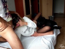 Cornudo. El esposo prepara a su esposa para tener relaciones sexuales con su amante.