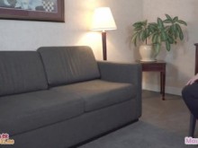 Esposo cornudo llama al chico para penetrar y follar a la esposa de frente, para que pueda mirar y disfrutar más tarde