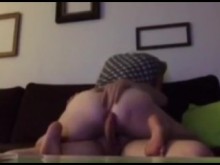 "me duele" me festejo en el sofá mientras los padres
