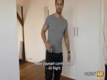HUNT4K Hombre inteligente por dinero en efectivo se folla a una chica que necesitaba un lugar para quedarse con BF