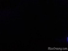 Milf francesa caliente chupa polla y sexo anal en un club nocturno frente a extraños - MissCreamy