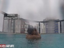 Cornudo follándome en la piscina desde el piso hasta el cielo abierto, mientras que los machos no son suficientes para realmente follarme