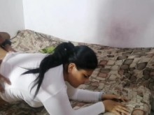 Mi hermanastra esta muy cachonda, entra cuando no esta su marido y acaba follándola duro