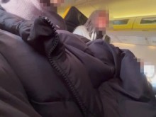 Dick Flash! La pasajera del asiento de al lado me hace una paja en el avión
