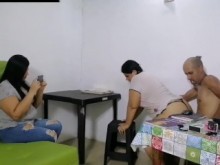 mi hermanastro le hace grabar mientras se folla a mi madrastra y se corre dentro de ella