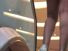 Esposa caliente y traviesa se exhibe en el estacionamiento del centro comercial para un cornudo, caminando en un miniesquí estilo pasarela