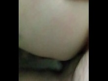 La esposa infiel se dejó el anillo puesto y lo obtiene por detrás