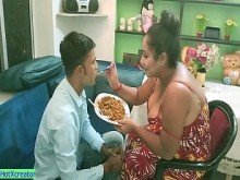Indian Hotwife sexo privado con jefe para promoción !! marido no sé
