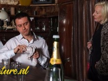 La madura Charly Sparks seduce a un cantinero para tener sexo anal duro