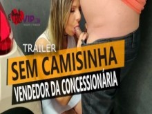 Cristina Almeida se luce para el vendedor delante de su marido cornudo y luego es follada sin preservativo.