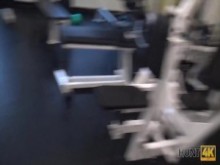 HUNT4K Cornudo por dinero permite al cazador follar a su novia en el gimnasio vacío
