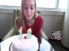 Lean blondie pecker teaser con lil' jugs se pone a cuatro patas en el suelo mientras le da placer a su espacioso