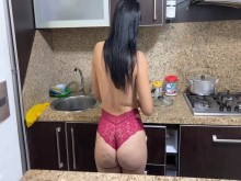 Encontré a mi bella milf cocinando en bikini con su enorme culo y me quedé para ayudarla
