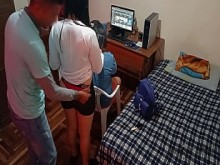 Mi esposa cornuda llega la amiga de mi esposa y mientras le arreglan el cabello yo la follo por detras sin que ella sepa , su amiga estaba muy caliente