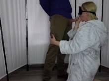 El mejor amigo de mi marido tiene una polla deliciosa y semen en la cara.