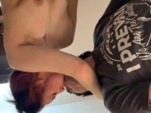 La esposa alimenta a su esposo con la corrida de otro chico. cornudo cum beso mi marido las golondrinas
