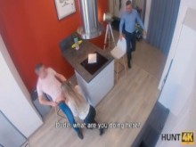 HUNT4K Cazadora inteligente seduce a una rubia delgada mientras revisa su nuevo apartamento