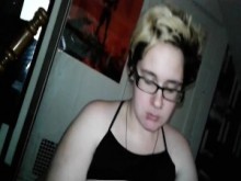 Joven amateur Nerdy Emo Chick, poniéndose duro y sucio.