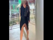 Cuando el single "falta en el último momento" y la pareja da un paseo por la ciudad. Hotwife al frente y el cornudo admirando. fabioeanaes.com