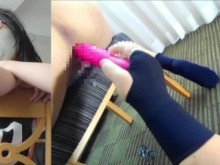 [Poco virtuosa] Una mujer casada seria con gafas juega con un masajeador eléctrico en un uniforme de voleibol y se corre mientras se orina como mascota.