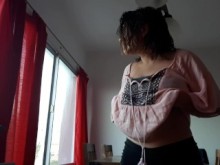 Mi novio se fue a bañar y aproveché para mamarsela a su amigo