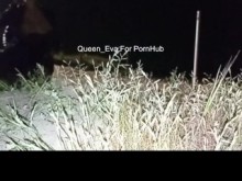 ESPOSA AMATEUR folla en la playa de noche con el amigo de su marido cornudo (diálogos en italiano)