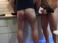 El marido compartió a su esposa con un amigo. Grupo de tres. MFM. Cornudo. escena completa