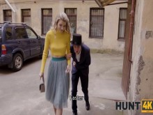 Cazar4k. El sexo anal es del agrado de la chica más que la magia de su novio