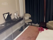 Ntb Wrsng Hotwife rubia se folla a un extraño que acaba de conocer con la participación de su marido