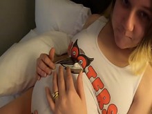 Le di un creampie a mi esposa embarazada de 9 meses después de que ella me dijera que le había hecho una mamada a un chico de Hooters en el baño de hombres.