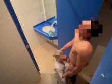 ¡Dick Flash! Sorprendo a la chica de la limpieza del gimnasio y me ayuda a terminar con una mamada