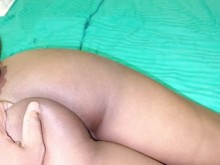 A ella le gusta que la aten y le abran el coño. Belleza de Sri Lanka, culo caliente, atado, manos, follada dura por el culo por su hermanastro.