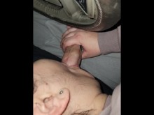 hotwife sarahkitty le hace una mamada a un trabajador de la construcción respaldado en un camión de trabajo para una carga masiva