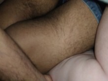 Otro compañero de viaje desconocido me folló en el asiento trasero