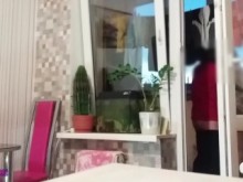 marido fue a la ducha, esposa sin bragas sedujo a un amigo