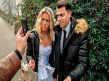 DEBT4k Una gran deuda es la razón por la que la chica es follada en presencia del novio